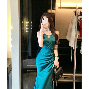 纯欲性感绿色吊带连衣裙子女夏装2024新款高级感收腰显瘦气质长裙