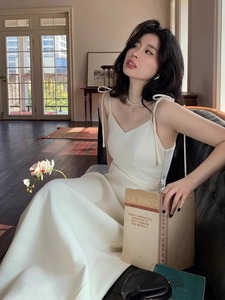 深遇优雅白色v领吊带连衣裙女夏2024新品气质显瘦高级感法式复古