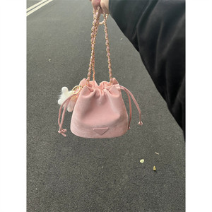 小众可爱链条水桶包包女2024新款高级质感洋气粉红色单肩斜挎小包