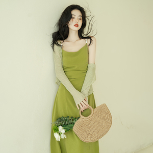 绿色吊带裙珍珠连衣裙漂亮气质裙子套装女秋季法式长裙收腰显瘦夏