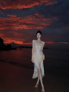 三亚旅游海边度假沙滩裙纯欲油画印花吊带连衣裙女夏季荷叶边长裙