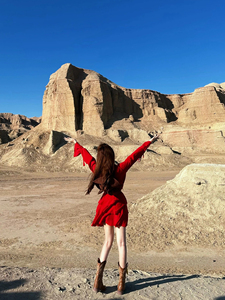 新疆旅游拍照沙漠穿搭度假风红色荷叶边长袖上衣高腰半身裙套装女