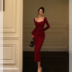 戈芙瑅 酒红色长袖连衣裙女2024春季新款高级感方领显瘦包臀长裙