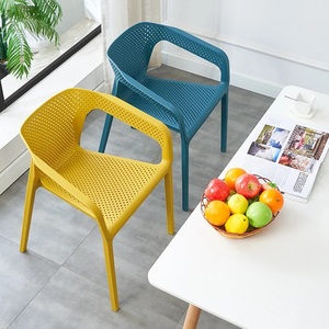 户外露天塑料椅子北欧简约镂空椅咖啡厅堆叠椅室外叠放扶手餐椅