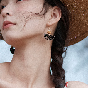 古典民族风复古百搭木质扇形耳环镂空个性木珠耳坠度假旅游饰品女