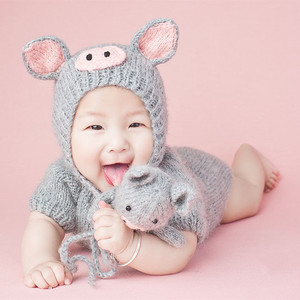 百天宝宝拍照服装新生满月婴儿照相服饰2019小猪手工针织摄影服装