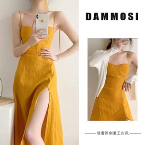 DAMMOSI 姜黄色亚麻吊带连衣裙女夏法式气质性感收腰开叉长裙子女