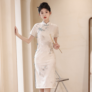 新中式旗袍2024新款素雅小个子显瘦日常中长侧八扣气质白色连衣裙