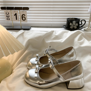 法式甜美蝴蝶结银色中跟玛丽珍女鞋2024夏季浅口一字扣带粗跟单鞋