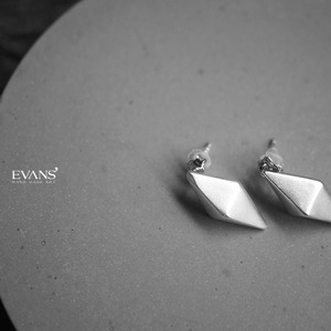 [独白] EVANS'原创设计 S925纯银哑光质感几何形态 菱形 立体耳钉