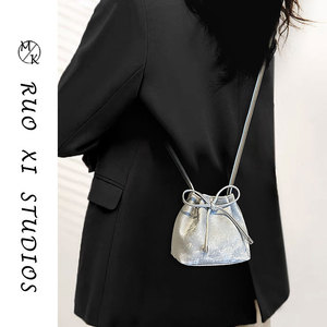 香港代购夏季新款包包女式2024银色抽绳水桶包简约时尚单肩斜挎包