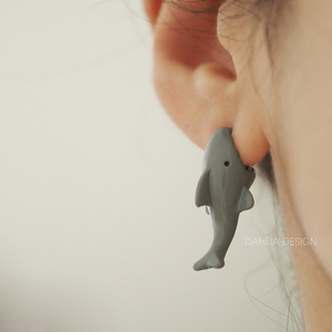原创小鲨鱼咬耳朵 个性可爱搞怪设计感小众艺术感耳钉耳饰耳环