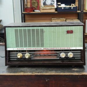 60年代工农兵电子管收音机 通电开机 收台少声音也不发当摆件出