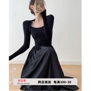 赫本风黑色连衣裙高级感秋冬法式气质长袖修身方领针织长款长裙