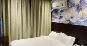 皇圣逸林酒店（广州易发街店）豪华大床房