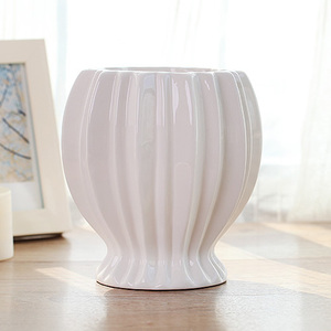 陶瓷创意时尚白色花瓶现代简约瓷器客厅摆件家居家饰干花花器插花