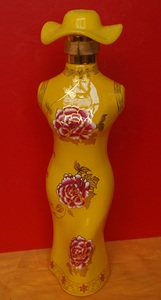 收藏酒瓶 牡丹旗袍黄色玻璃艺术酒瓶高30厘米一斤装 无划痕A11