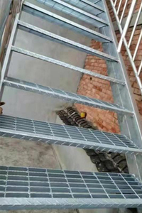 楼梯踏步板热镀锌钢结构楼梯踏步格栅板钢制钢梯钢格栅踏步钢格板