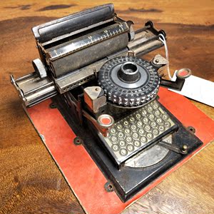 20世纪早期西洋古董铁皮玩具转盘式机械打字机带原箱8品可演示