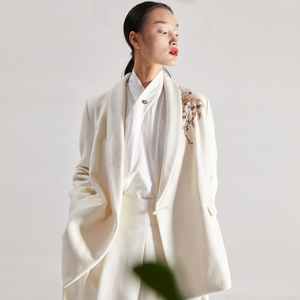 中式盘扣西装外套女士2024春季新款刺绣中国风修身白色羊毛呢西服