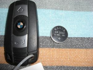 宝马原厂配件BMW X1234567系车钥匙纽扣电池扭式光电充电电池