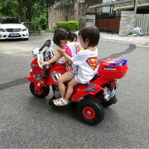 大号双驱双电儿童电动车摩托车充气轮三轮车男孩女孩可坐宝宝警车