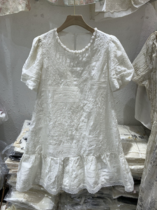 欧货高端珍珠圆领刺绣提花泡泡袖白色连衣裙女夏季款小个子荷叶裙