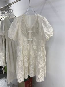 新中式国风V领蕾丝刺绣盘扣白色连衣裙女夏季宽松高端洋气中长裙