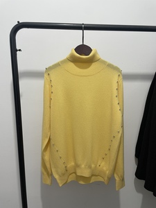 30%羊绒+70%羊毛高领亮钻毛衣，实物颜色是很嫩的黄色 221113