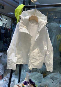 欧货春季新款女士冲锋衣高级感白色百搭夹克休闲运动品牌风衣外套