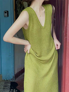 森系复古绿色连衣裙女夏季气质v领无袖针织背心吊带长裙海边度假