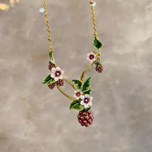 18K镀金彩绘珐琅小花朵树叶黑莓珍珠项链锁骨链女时尚高级感饰品