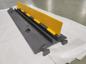 PVC盖板小二线槽走线槽减速带橡胶护线抗压室内室外地面压板槽