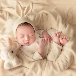 新生儿摄影兔子服装影楼道具婴儿拍照衣服宝宝月子照相帽子连体衣