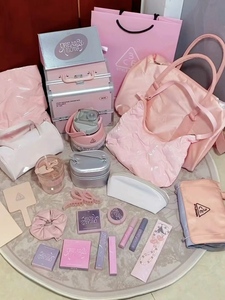 3ce引力芭蕾粉色旅行包运动包引力圆筒包粉色抓夹贝壳化妆包格纹