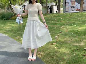 温柔小奶包～ 舒服氧气穿搭 超软糯针织短袖+白色半身长裙