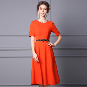 枝荔橘色连衣裙2024夏季新款简单大方高级感钉钻腰带短袖A字裙子