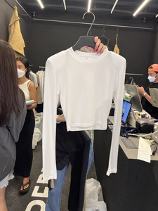 白色垫肩t恤女韩国东大门2024春季新款修身显瘦打底衫百搭短款上