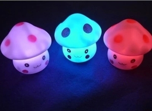 创意七彩蘑菇小夜灯儿童LED电子变色发光宝宝灯玩具地摊新奇批发