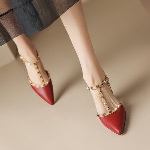 设计感T型带红色玛丽珍小皮鞋铆钉尖头粗跟高跟鞋后空包头凉鞋女