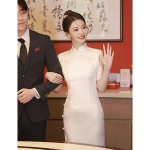 芊羽新中式白色旗袍2024新款订婚礼服女领证登记连衣裙高端年轻款
