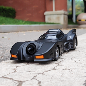 可喷雾1:24蝙蝠侠战车声光回力仿真合金小汽车模型摆件金属玩具车