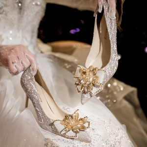 新娘高跟鞋 2023年新款香槟色婚鞋 银色设计感法式不累脚水晶鞋