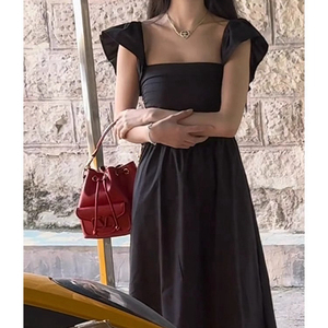 点点夏季新款法式赫本风高端精致收腰显瘦超好看黑色吊带连衣裙女