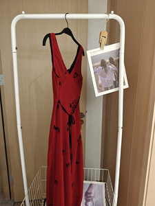 林十八 旷野蔷薇 清冷感浪漫印花吊带裙红色斜裁垂感连衣裙