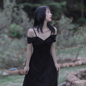 浮世東 黑珍珠 夏装新款复古法式吊带露肩蕾丝连衣裙小黑裙