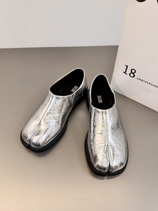 MACKJARNES推荐2024新款日系分趾鞋女猪蹄鞋子银色炸裂乐福鞋单鞋