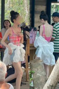 泰国小众连体复古粉色格子纯欲性感漏背绑带显瘦度假明星同款泳衣