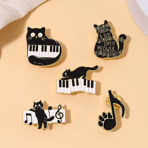 创意卡通弹钢琴音符猫咪造型合金胸针个性黑色小猫小动物徽章配饰