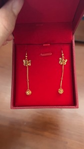 中国黄金立体蝴蝶流苏耳环，全新，盒子、标签和保单都在，送人完